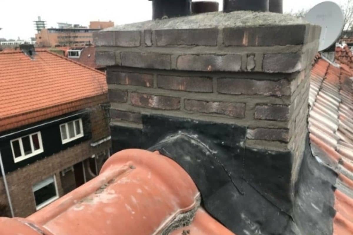 Reparatie van dakgoot en schoorsteen